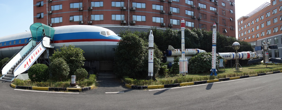 JA8048 McDonnell Douglas DC-8-61 and Space Launch Vehicle models